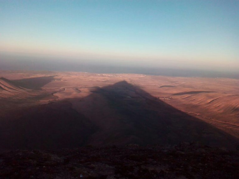 La sombra del pico de la montaña de Escanfraga, señalándonos por donde saldría la Luna llena.